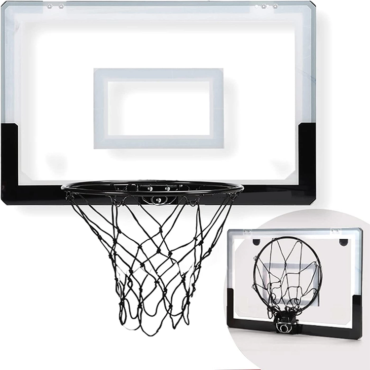 Qual è la differenza tra i mini canestri da basket sospesi e quelli montati con adesivo?